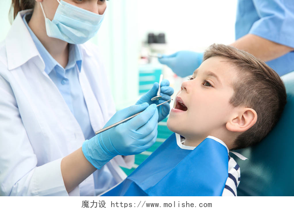 牙科医生在诊所检查小男孩的牙齿牙医检查孩子的牙齿 